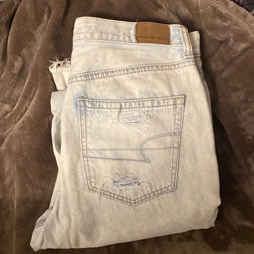 American Eagle Light Wash Straight Leg Mom Jeans! Size 6 US